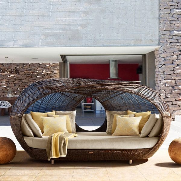 Outdoor Rattan Sofa - Nest-Shaped Lounge Bed for Beach Hotels