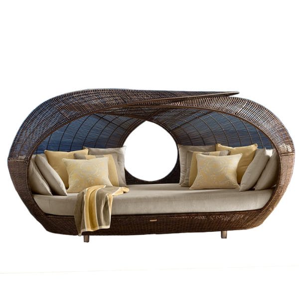 Outdoor Rattan Sofa - Nest-Shaped Lounge Bed for Beach Hotels