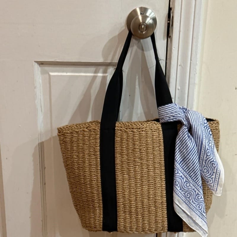 Handwoven straw tote bag with polyester lining, luxury beach amenity for 5-star hotels