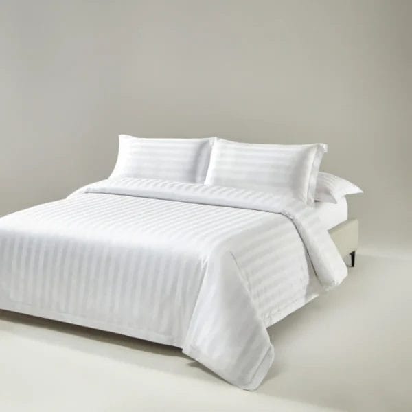 DERBAL bedding after 200 industrial washes at One&Only Reethi Rah Maldives, showing zero pilling vs. frayed competitor