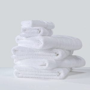 Compact 35x75cm Hotel Bath Towels enabling 7-minute guest turnaround at Qatar Airways Lounge.