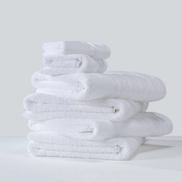 Compact 35x75cm Hotel Bath Towels enabling 7-minute guest turnaround at Qatar Airways Lounge.